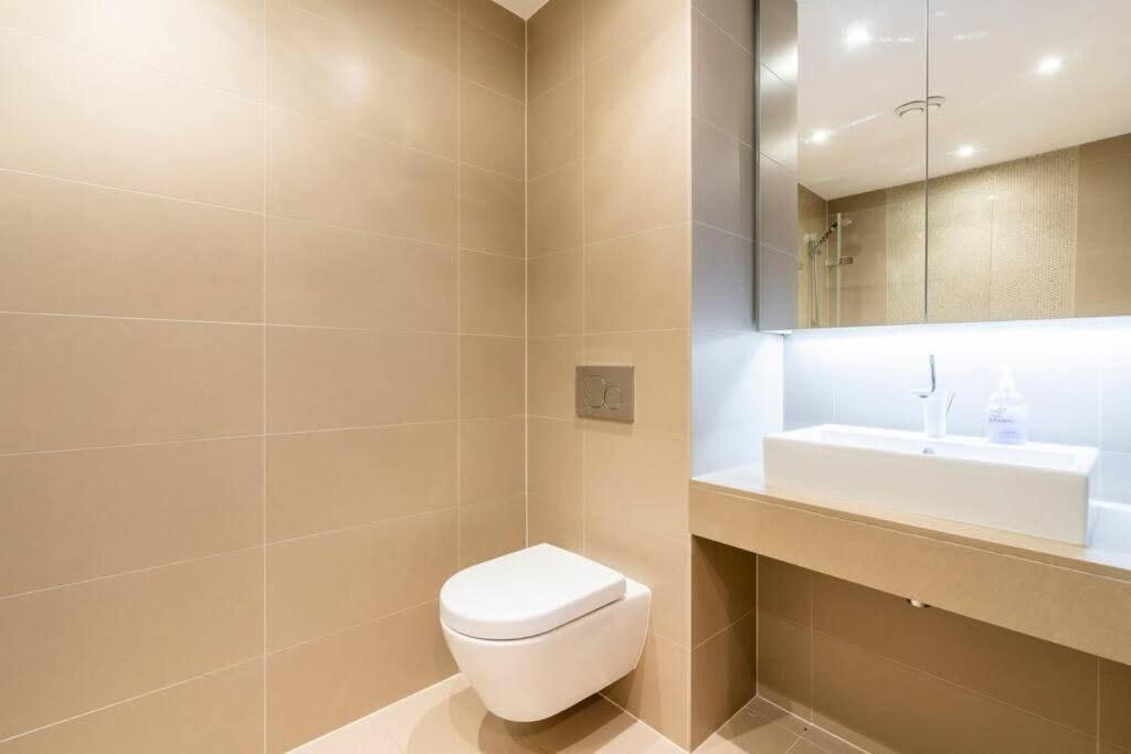 1 Bedroom Penthouse Flat In East London Exterior photo