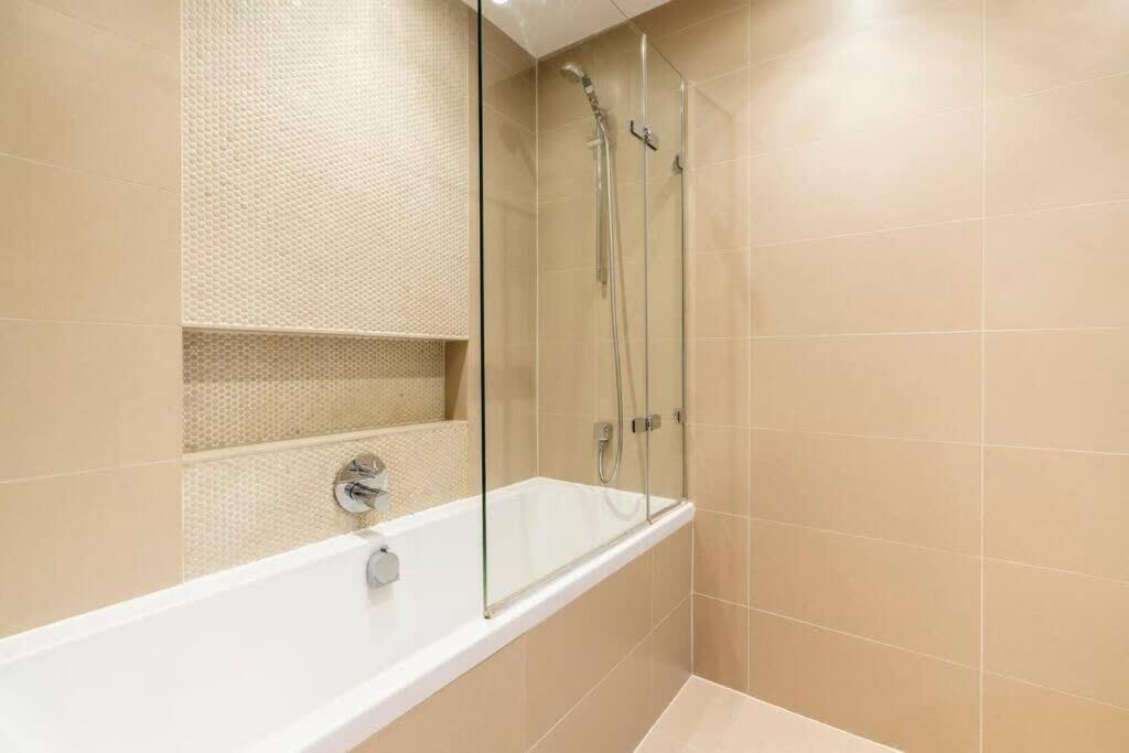 1 Bedroom Penthouse Flat In East London Exterior photo